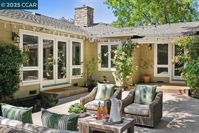390 Castello Rd, Lafayette CA: https://media.crmls.org/mediaz/2ddb1498-63e7-43af-8dea-faf3ca3a18e4.jpg