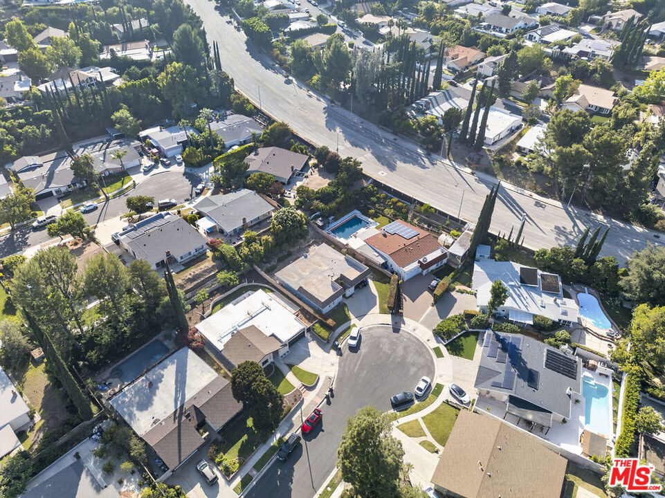 https://media.crmls.org/mediaz/2ddb36d6-fd0e-4736-a675-3efbf096f25c.jpg?preset=X-Large
