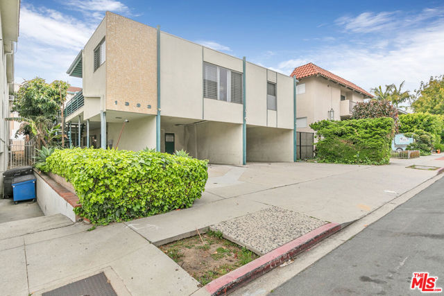 1333 Barry Avenue, Los Angeles CA: https://media.crmls.org/mediaz/2ddb6cfb-5b0b-4aeb-9ec7-81646ee8d91d.jpg