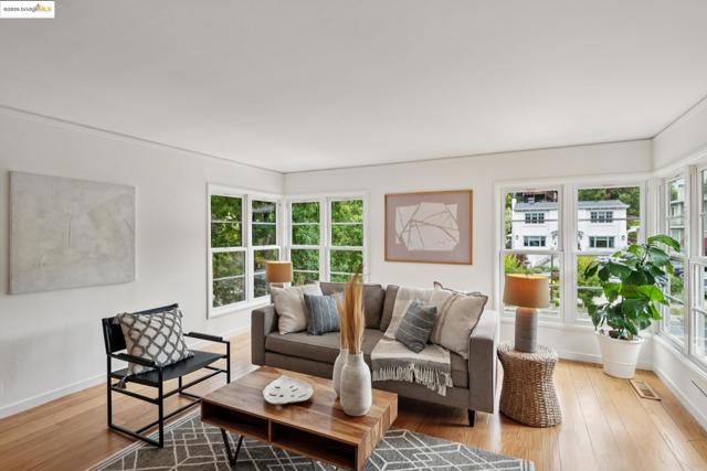679 Mandana Blvd, Oakland CA: https://media.crmls.org/mediaz/2ddcb2dd-3a3a-4fbb-978f-2641f3c4f22e.jpg