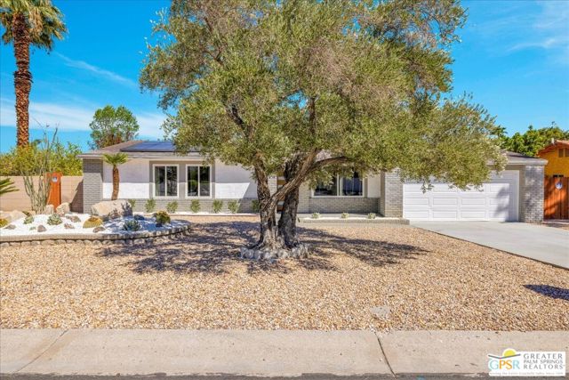 2092 N San Antonio Road, Palm Springs CA: https://media.crmls.org/mediaz/2dddbca5-9758-47bc-a747-c03580dec7dc.jpg