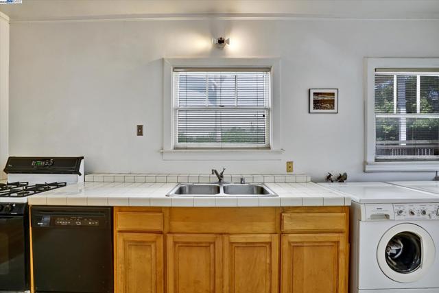 5378 Broadway, Oakland CA: https://media.crmls.org/mediaz/2dde358b-5af9-4cd8-a649-e99456d39c5e.jpg