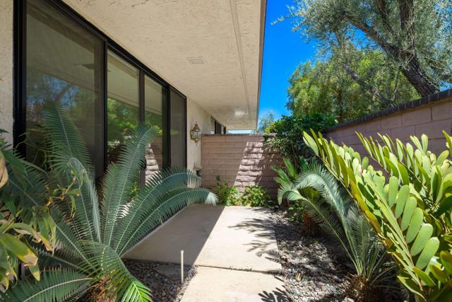 19 Cornell Drive, Rancho Mirage CA: https://media.crmls.org/mediaz/2dde9e42-c76c-4496-a545-5abff8685b39.jpg