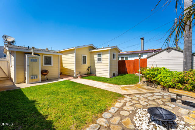 136 Los Angeles Avenue, Oxnard CA: https://media.crmls.org/mediaz/2ddead67-f14c-470a-bd99-cce33ea69bd6.jpg
