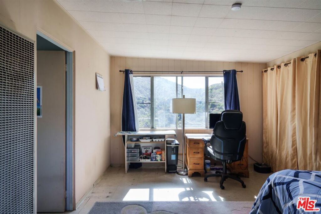 https://media.crmls.org/mediaz/2ddf0401-5363-4bfa-9cfd-4aa0d2b63e39.jpg?preset=X-Large