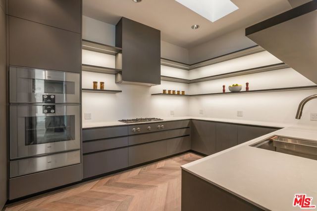 9405 Sierra Mar Place, Los Angeles CA: https://media.crmls.org/mediaz/2ddf2a54-3034-4b0e-b765-4032f8139bea.jpg