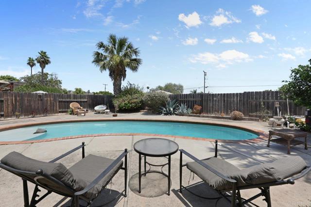 12953 Carriage Rd, Poway CA: https://media.crmls.org/mediaz/2ddf2d2e-8680-44af-9b99-ac5b041c6304.jpg