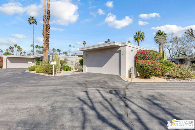1211 Tamarisk West Street, Rancho Mirage CA: https://media.crmls.org/mediaz/2ddf7d4e-dafd-489e-a8bb-ae6813ca4983.jpg