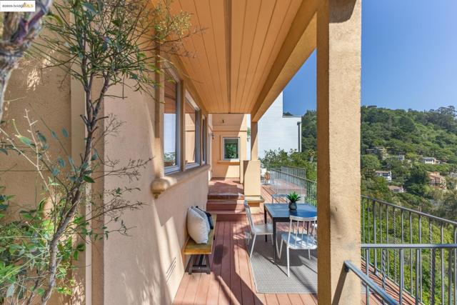 530 Gravatt Dr, Berkeley CA: https://media.crmls.org/mediaz/2ddfd7ee-9af8-4d72-b4cd-c2200082480a.jpg