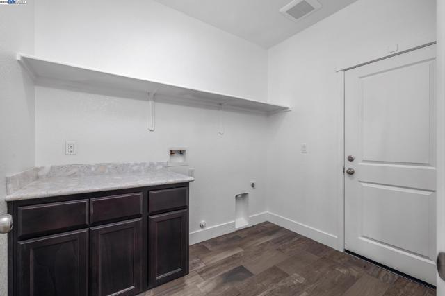 115 Lemon Blossom Ln, Patterson CA: https://media.crmls.org/mediaz/2ddfe747-6a4c-4baa-bf9c-14921ec4efde.jpg