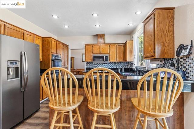 1531 Rutherford Ln, Oakley CA: https://media.crmls.org/mediaz/2de0c869-dec1-47ce-a98c-0a72a1c95471.jpg