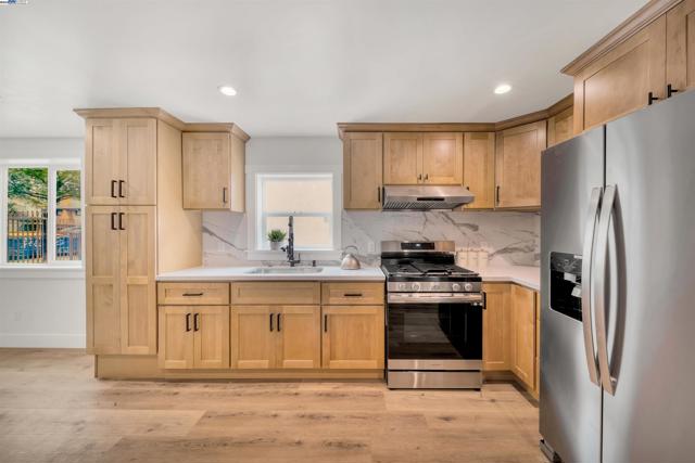 3031 Logan St, Oakland CA: https://media.crmls.org/mediaz/2de0e26e-d741-42fa-afd8-33d77fe3ca79.jpg