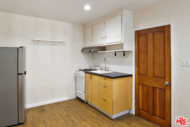 1451 W 37th Drive, Los Angeles CA: https://media.crmls.org/mediaz/2de1fd54-f87f-4d46-b63e-0ca43fd3f210.jpg