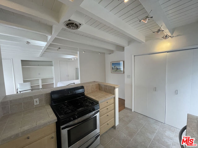 516 N San Vicente Boulevard, West Hollywood CA: https://media.crmls.org/mediaz/2de23548-a1aa-4491-a1a1-c7e821569303.jpg
