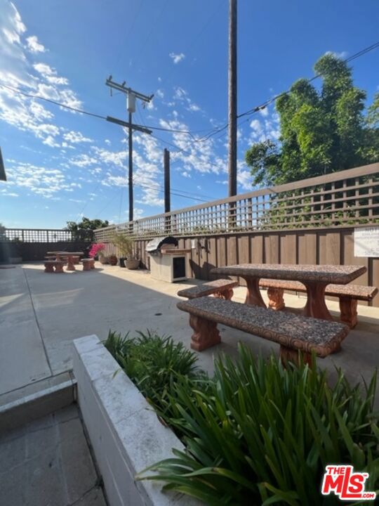 4575 Inglewood Boulevard, Culver City CA: https://media.crmls.org/mediaz/2de26fef-69cc-40f7-a4e6-615c6895c62e.jpg