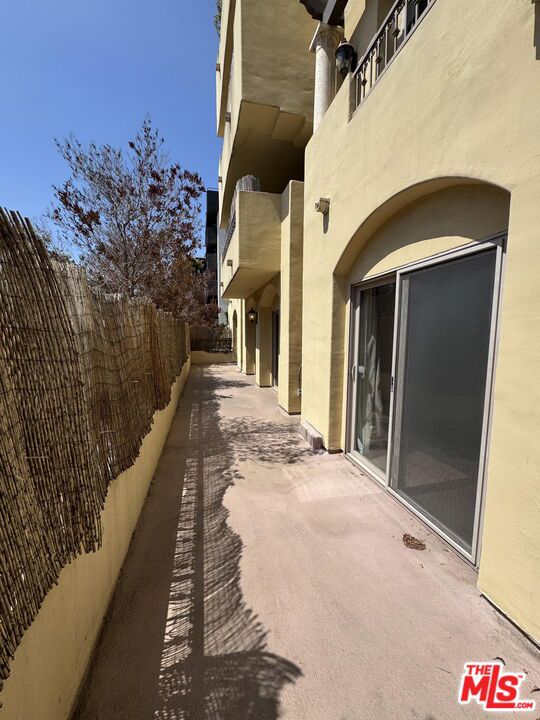 1522 Amherst Avenue, Los Angeles CA: https://media.crmls.org/mediaz/2de3eaa9-18f2-4bd7-888d-506d80a9feac.jpg