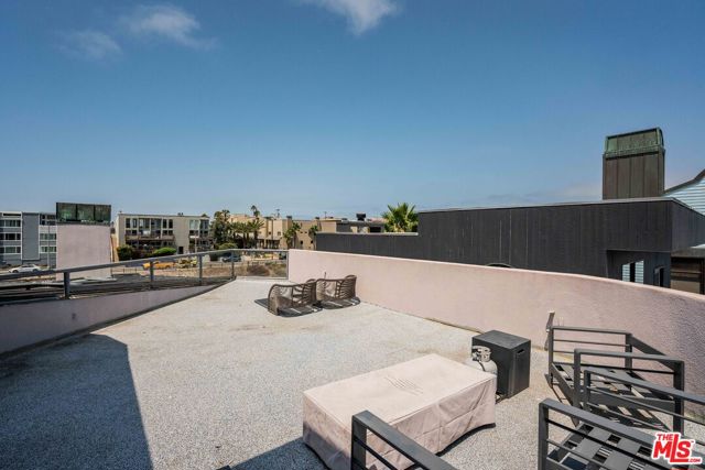 4611 Roma Court, Marina del Rey CA: https://media.crmls.org/mediaz/2de5c7f3-9bf2-4f58-8a0a-75592530c459.jpg