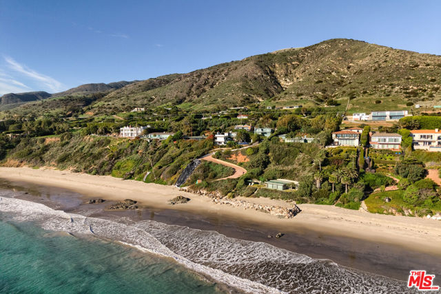 33390 Pacific Coast Highway, Malibu CA: https://media.crmls.org/mediaz/2de70f73-7e3e-43bc-8385-07750688e4cc.jpg