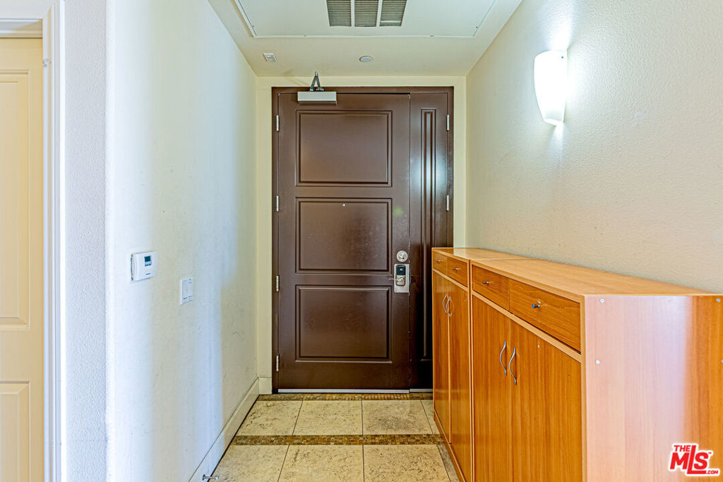 https://media.crmls.org/mediaz/2de7361a-1061-4ea9-80de-324e01bfa401.jpg?preset=X-Large