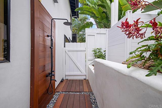 2127 Heather Ln, Del Mar CA: https://media.crmls.org/mediaz/2de7f6d8-1c6f-488f-9191-6aaf6285e04e.jpg