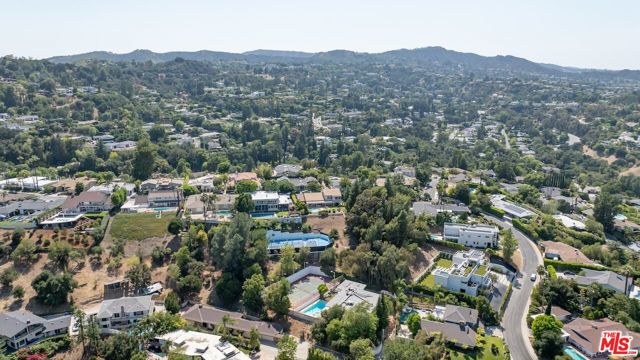 15656 Crownridge Place, Sherman Oaks CA: https://media.crmls.org/mediaz/2de80ca6-89ae-446b-9ef0-398bad66f081.jpg