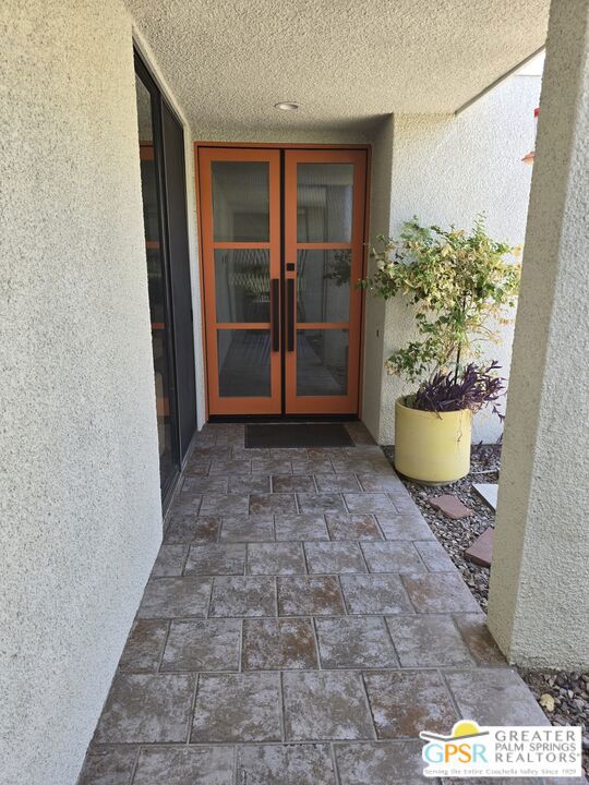 1445 Via Isla, Palm Springs CA: https://media.crmls.org/mediaz/2de89fbb-f5eb-451b-aecd-c50f4ed1bde1.jpg