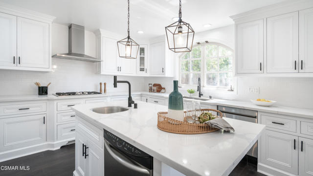 5726 Donna Avenue, Tarzana CA: https://media.crmls.org/mediaz/2de89fdb-3caa-4292-b384-b000cacc0987.jpg