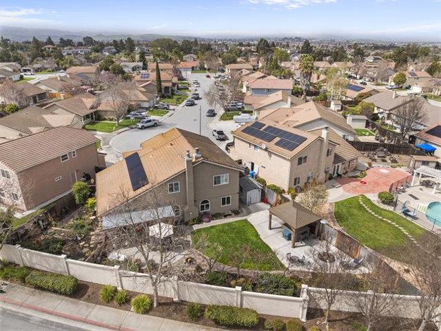 1980 Ponderosa Court, Hollister CA: https://media.crmls.org/mediaz/2de930a8-7f2f-49ca-91ba-47ce36221a48.jpg