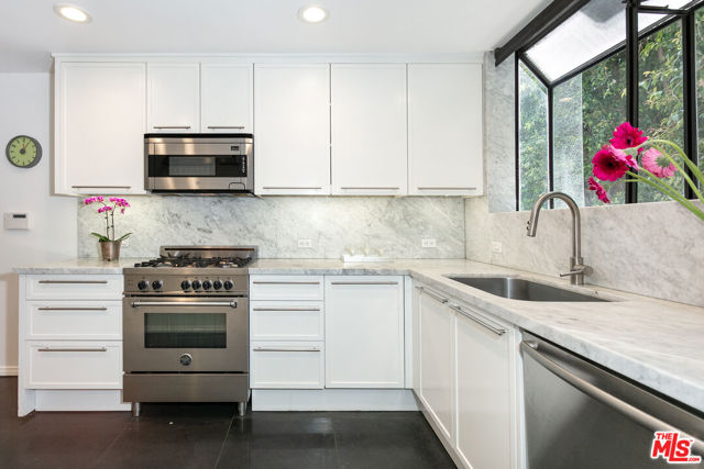 9033 Vista Grande Street, West Hollywood CA: https://media.crmls.org/mediaz/2deb2968-e60f-4a94-9429-2f646e06ac1f.jpg