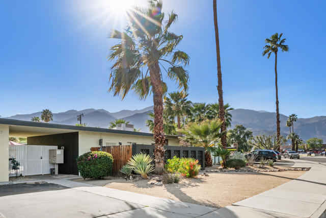 1777 E Arenas Road, Palm Springs CA: https://media.crmls.org/mediaz/2deb35b3-a05f-4a20-a113-4e2be621405c.jpg