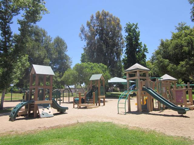 10706 Esmeraldas Dr, San Diego CA: https://media.crmls.org/mediaz/2dec3c4b-75ff-437e-a427-fda15d74be44.jpg