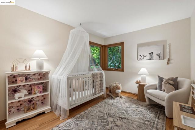 2560 Carisbrook Dr, Oakland CA: https://media.crmls.org/mediaz/2ded6ee8-6749-44e3-b2b0-d3e93f2e15f5.jpg