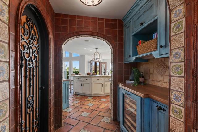 6817 Vianda Ct Court, Carlsbad CA: https://media.crmls.org/mediaz/2def6bc6-f8da-4bc3-9ec4-f52e9960fc6c.jpg