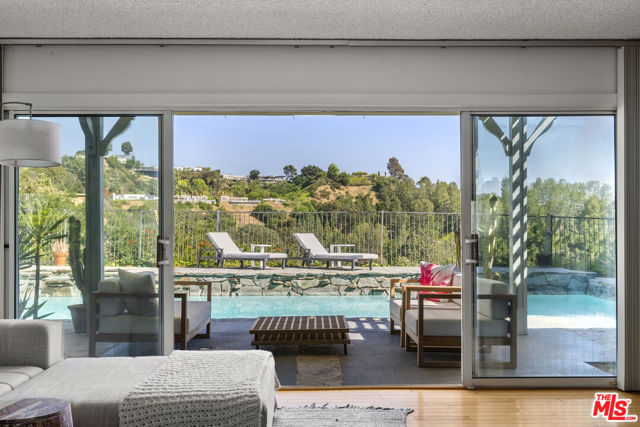 2252 Gloaming Way, Beverly Hills CA: https://media.crmls.org/mediaz/2defa26c-b998-4517-b6d9-26293c3c3068.jpg