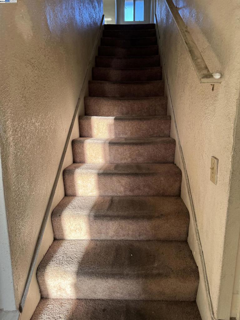 https://media.crmls.org/mediaz/2df05caa-b5cd-49bf-8c9c-b131caeb6a1c.jpg?preset=X-Large