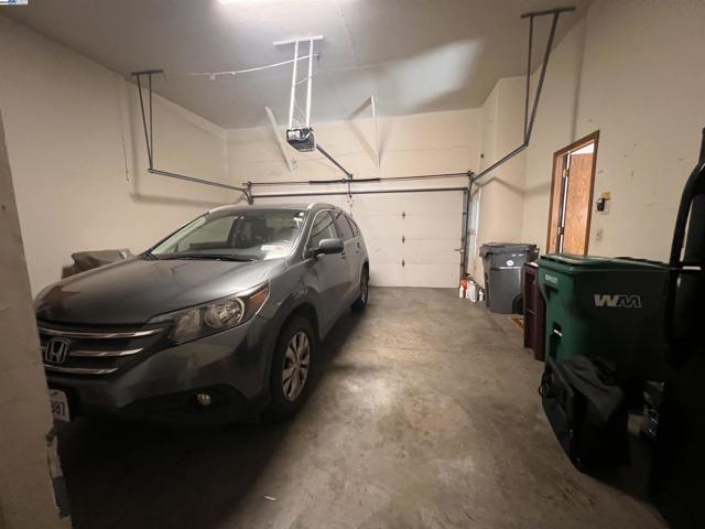 37 Binnacle Hl, Oakland CA: https://media.crmls.org/mediaz/2df065da-2173-4c2a-81ca-abeeaef411ae.jpg
