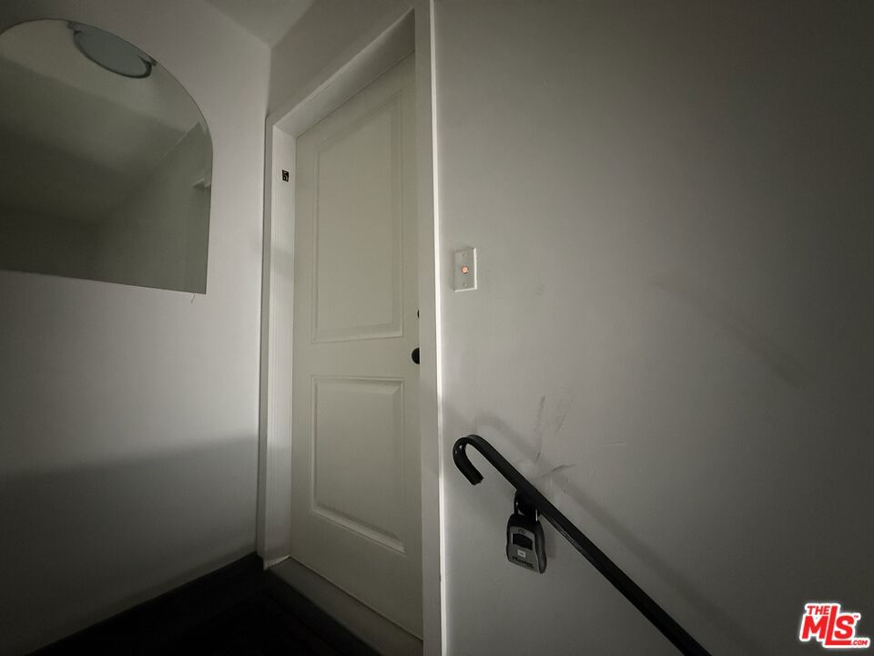 https://media.crmls.org/mediaz/2df08e56-b90e-46bd-bffb-c966f71de326.jpg?preset=X-Large