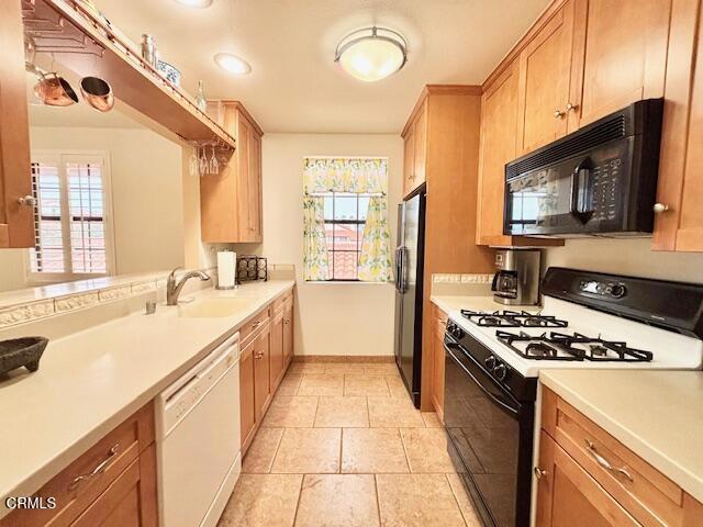 2271 Martinique Lane, Oxnard CA: https://media.crmls.org/mediaz/2df0f888-9cfd-4dbf-9826-8512b6311e0c.jpg