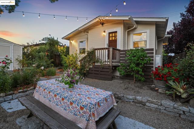 3701 Midvale Ave, Oakland CA: https://media.crmls.org/mediaz/2df2022b-8202-409c-9eaa-3523473c7b2d.jpg