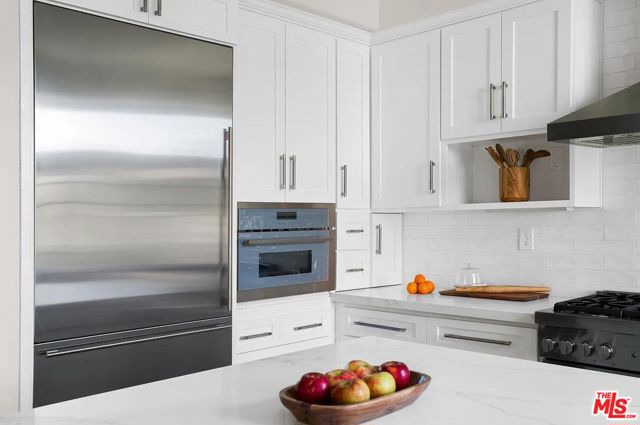 2584 Bungalow Place, Corona del Mar CA: https://media.crmls.org/mediaz/2df37bb9-0ac9-41dc-8750-0520f4e8622b.jpg