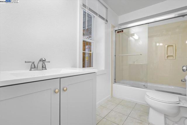 1539 International Blvd, Oakland CA: https://media.crmls.org/mediaz/2df3cf27-cd6f-4a44-97b3-dab017521e6d.jpg