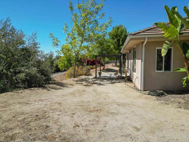 40487 Rock Mountain Drive, Fallbrook CA: https://media.crmls.org/mediaz/2df4967c-c60b-4684-916f-c6df3ca8d4c8.jpg