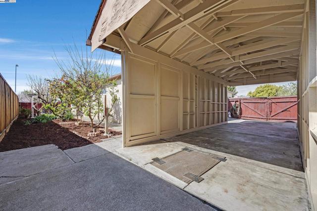 2702 Chinook Ct, Union City CA: https://media.crmls.org/mediaz/2df5072c-d591-43f7-b1b8-790349149889.jpg