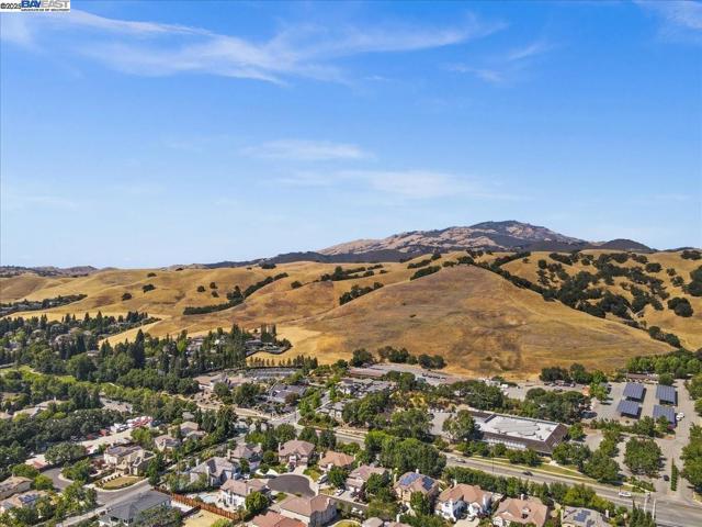318 Montoya Way, Danville CA: https://media.crmls.org/mediaz/2df6537c-5572-4f2b-bcbd-a12c587def3a.jpg