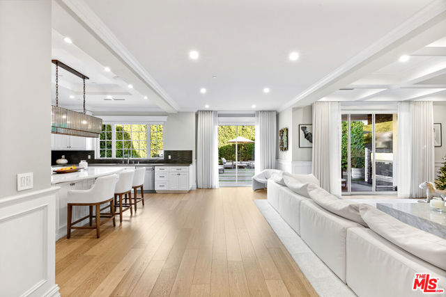 5000 Petit Avenue, Encino CA: https://media.crmls.org/mediaz/2df746a3-4609-4f4f-b445-7ba363d65fd6.jpg
