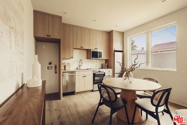 2114 Pier Avenue, Santa Monica CA: https://media.crmls.org/mediaz/2df78c76-777d-4bb2-989d-418ceb258a63.jpg