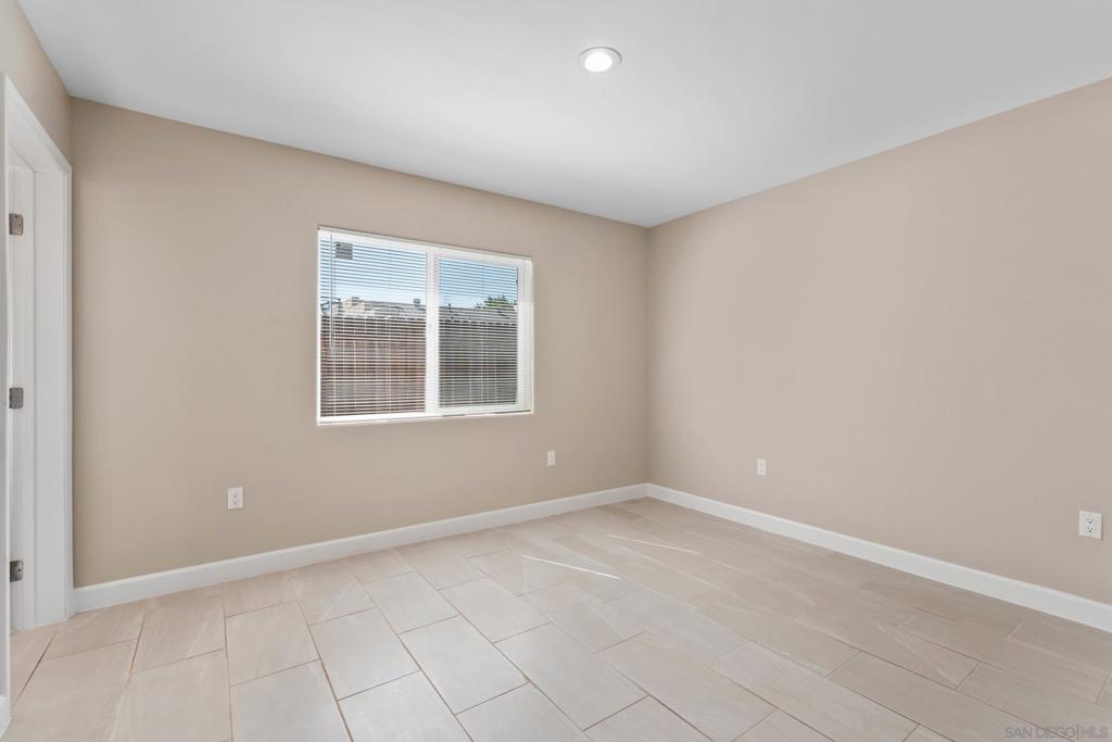 MLS #250024356SD img 19