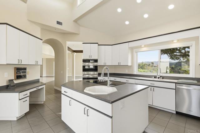 Detail Gallery Image 19 of 56 For 6802 Pakama Ln, Vista,  CA 92084 - 4 Beds | 4 Baths