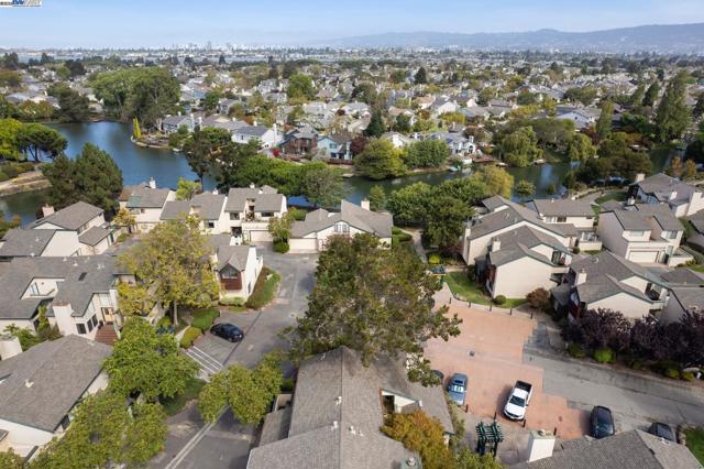 101 Carob Ln, Alameda CA: https://media.crmls.org/mediaz/2df81d45-c467-4811-839d-57138da13151.jpg