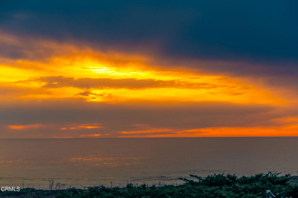 https://media.crmls.org/mediaz/2df81e1f-ca04-4d9a-b4ae-64ead107eaf5.jpg?preset=X-Large